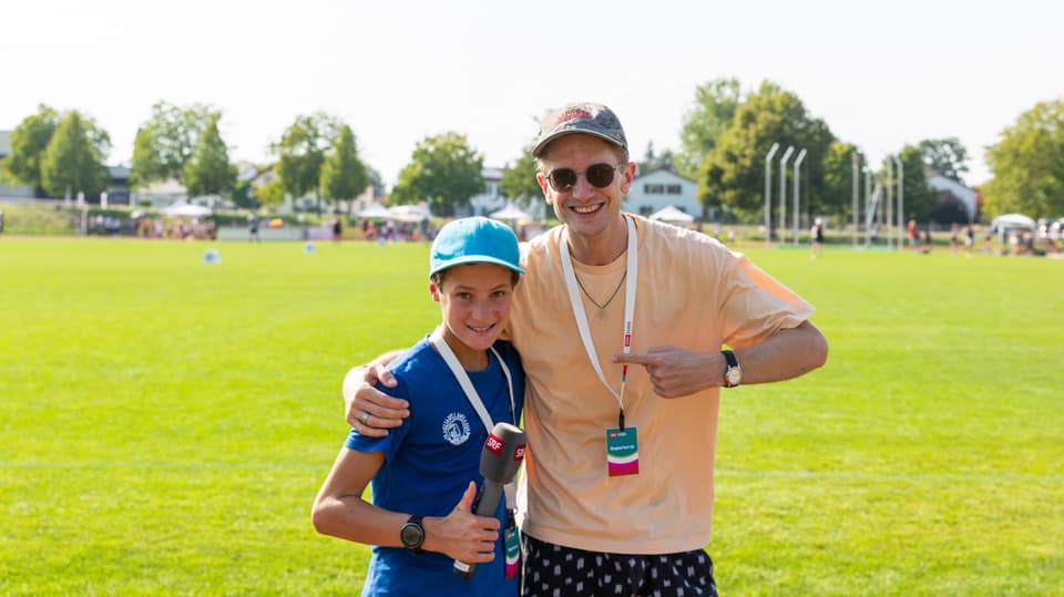 Kinderreporter Xavier (12) und Moderator Raphi am «UBS Kids Cup» in Amriswil.