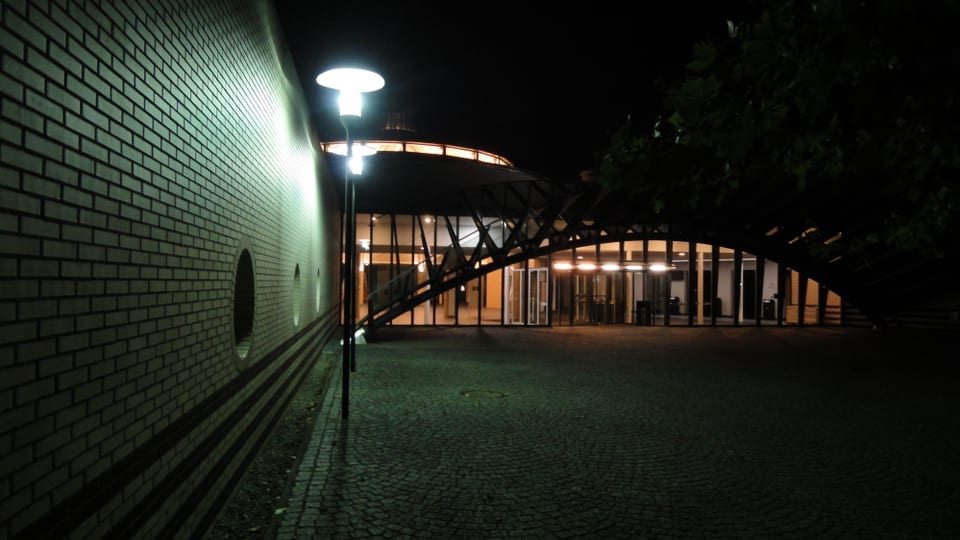 Eingang Schule bei Nacht.