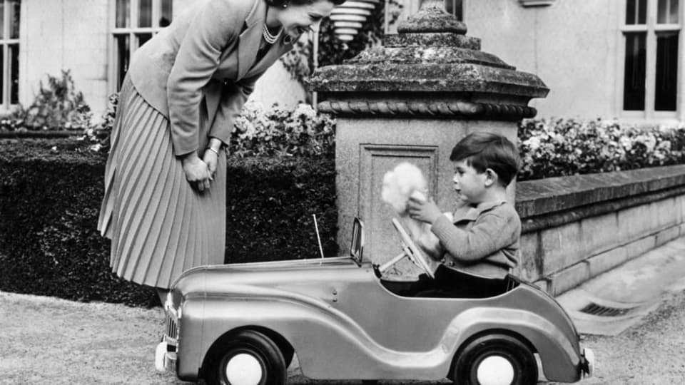 Der kleine Prinz Charles mit seiner Mutter Queen Elisabeth II 1952.