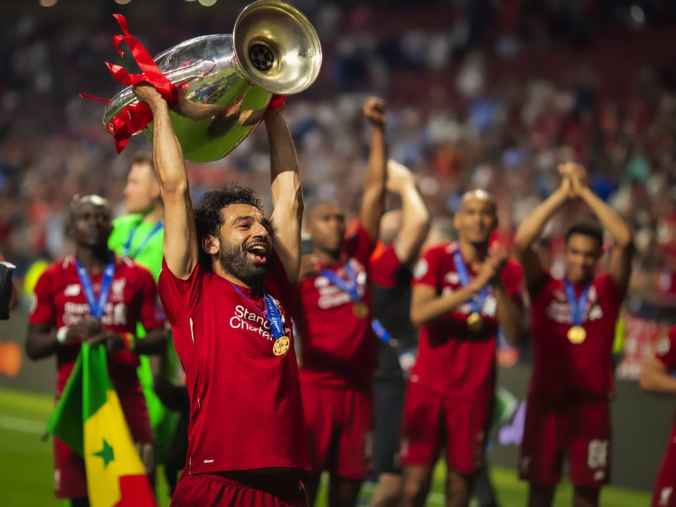 Mohamed Salah stemmt die Champions-League-Trophäe in die Höhe.