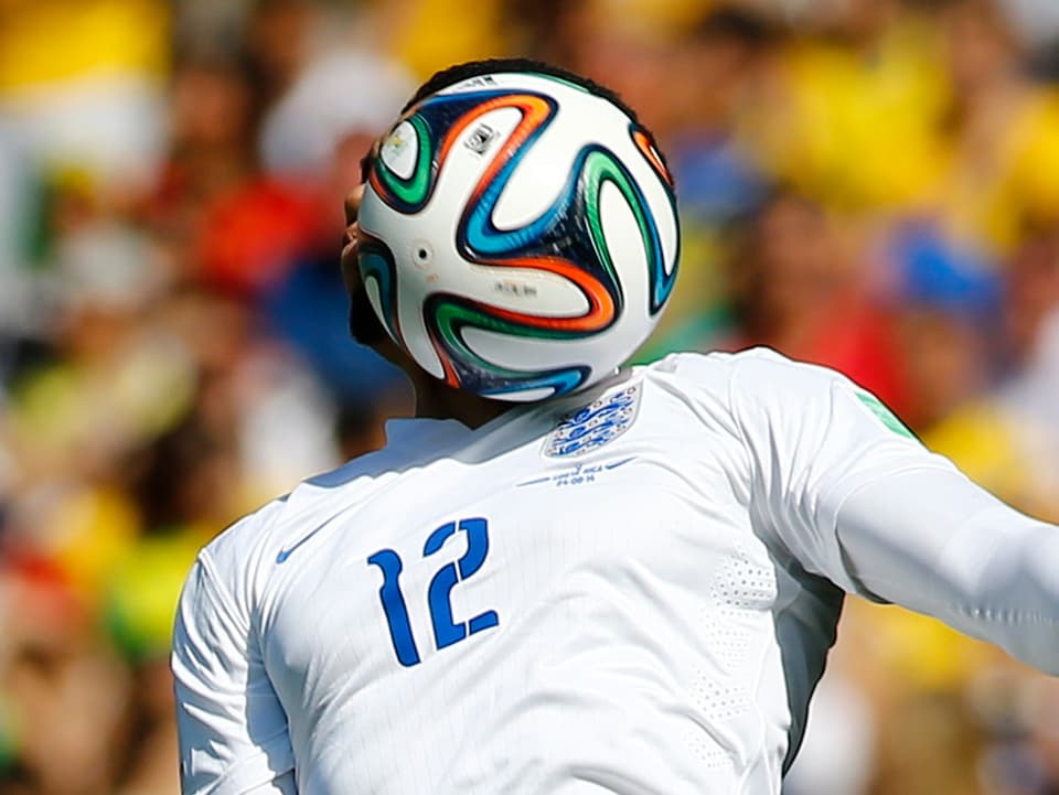 Ball verdeckt Gesicht eines Spielers von England