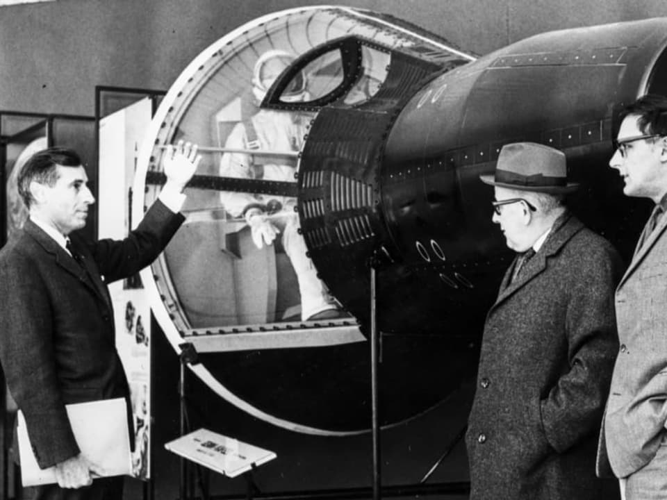 Alfred Waldis vor einer Gemini-Kapsel