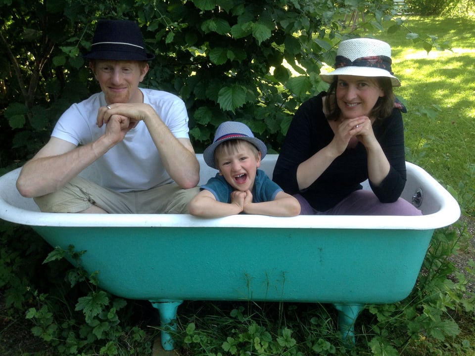 Dominik Lehmann Flury mit Familie in der Badewanne im Garten.