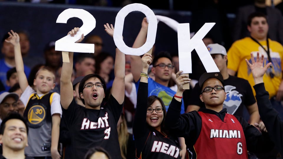 LeBron-Fans feiern die 20'000 Punkte ihres Idols.