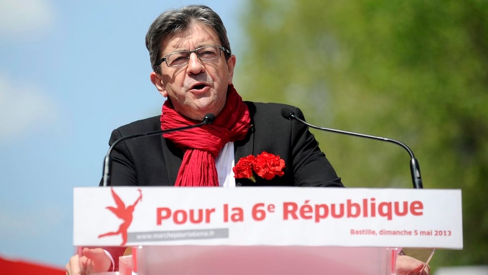 Jean-Luc Mélenchon an einem Rednerpult