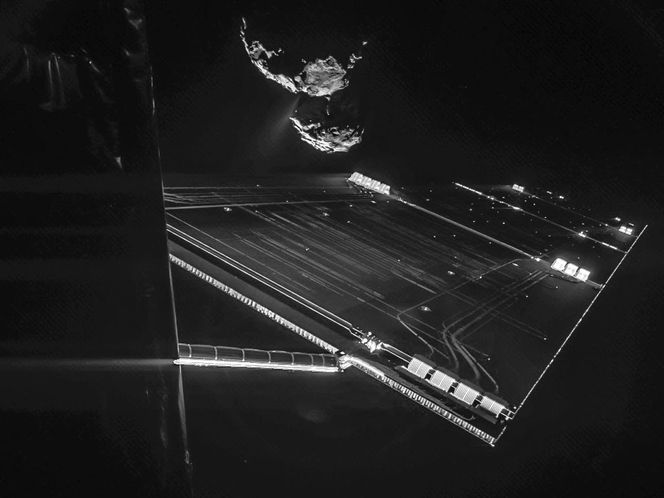 Foto mit einem Solarpanel im Vordergrund und dem Kometen Tschurjumow-Gerassimenko im Hintergrund.