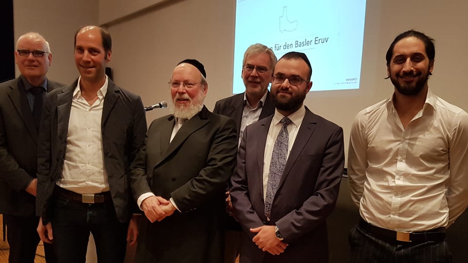 Rabbiner Moshe Baumel und seine Mitsteiter für einen Eruv posieren anlässlich der Medienorientierung.