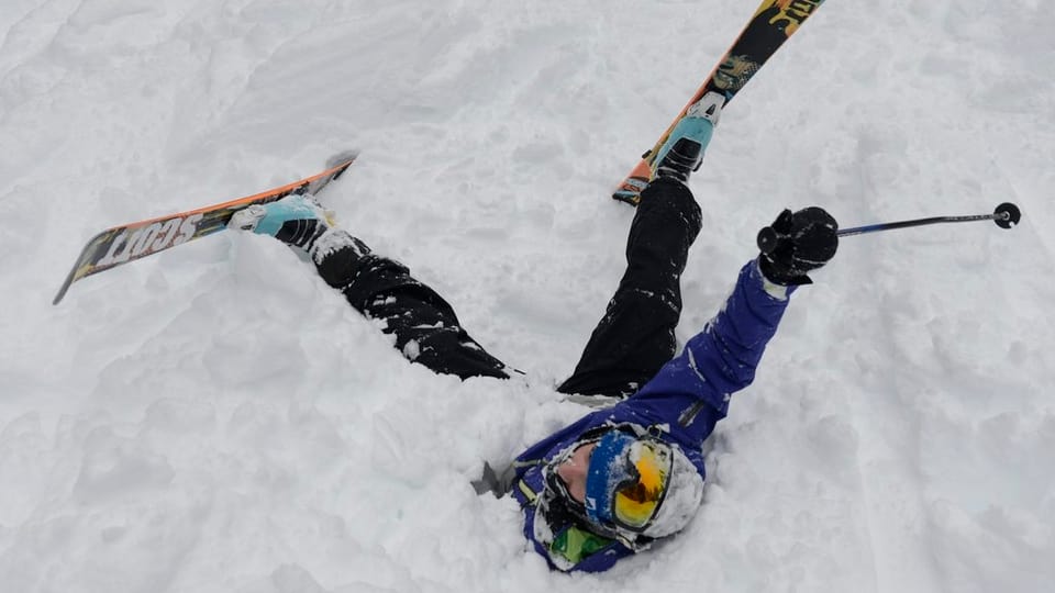 Kind mit Skis im Schnee 