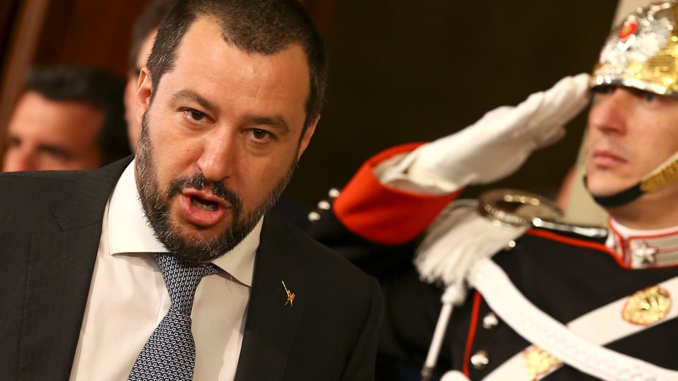 Salvini passiert einen Gardesoldaten.