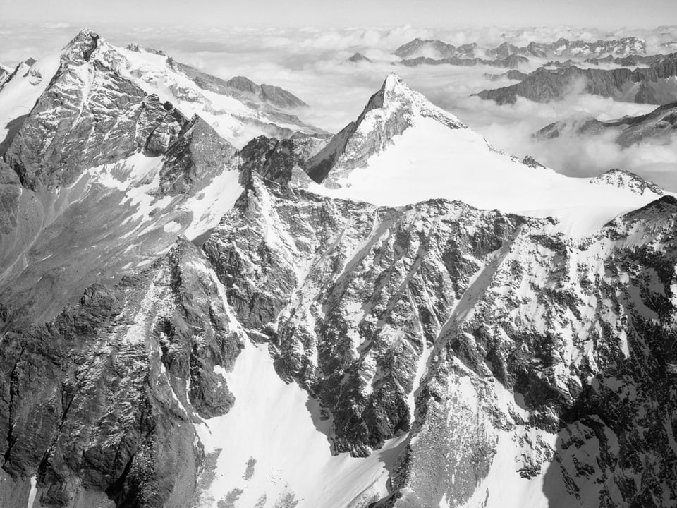 Verschneidete Berge aus dem Flugzeug fotografiert.