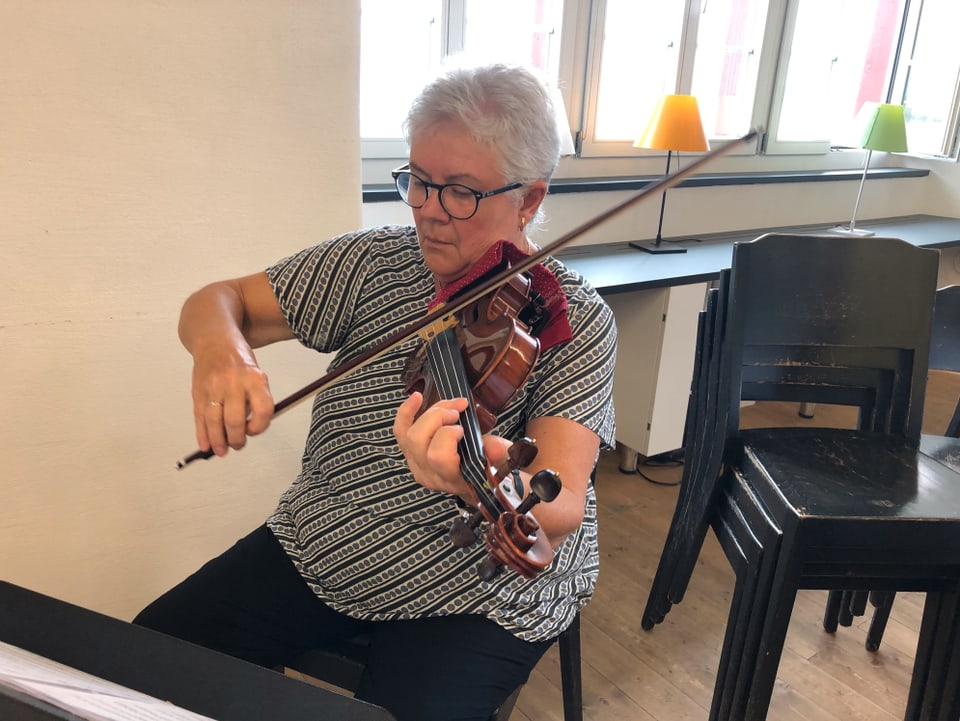 Constanze Schneider spielt Violine.