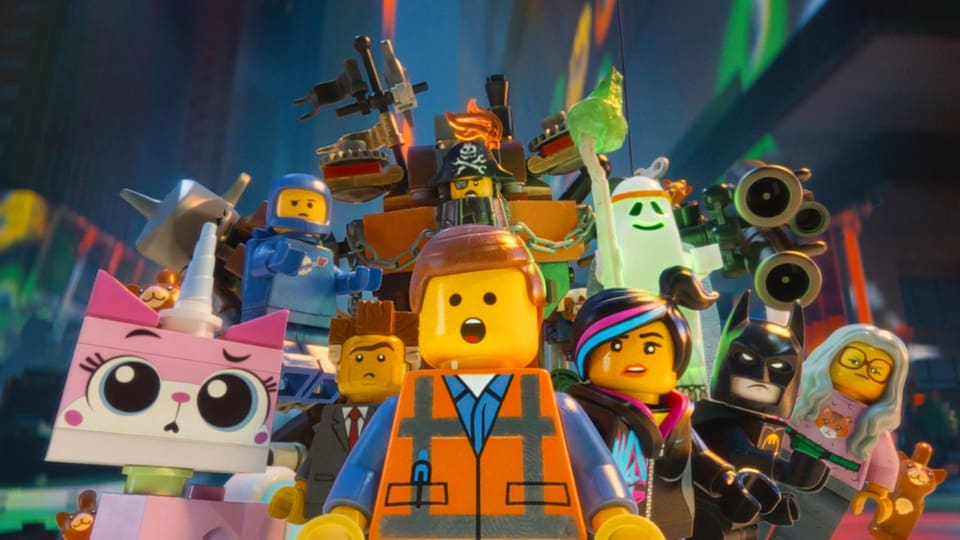 Verschiedene Legofiguren stehen versammelt zu einer Gruppe.