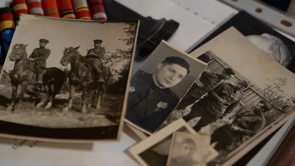 Mehrere Fotografien in schwarzweiss zeigen einen jungen Soldaten alleine und mit Kameraden.