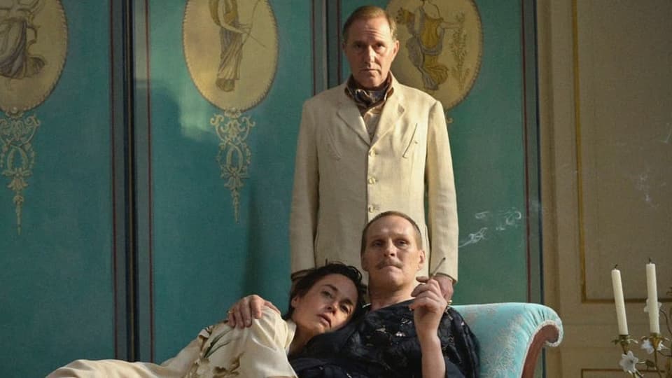 Sisi in den Armen des schwulen Erzherzogs. Im Hintergrund steht Stefan Kurt, der auch einen Homosexuellen verkörpert.
