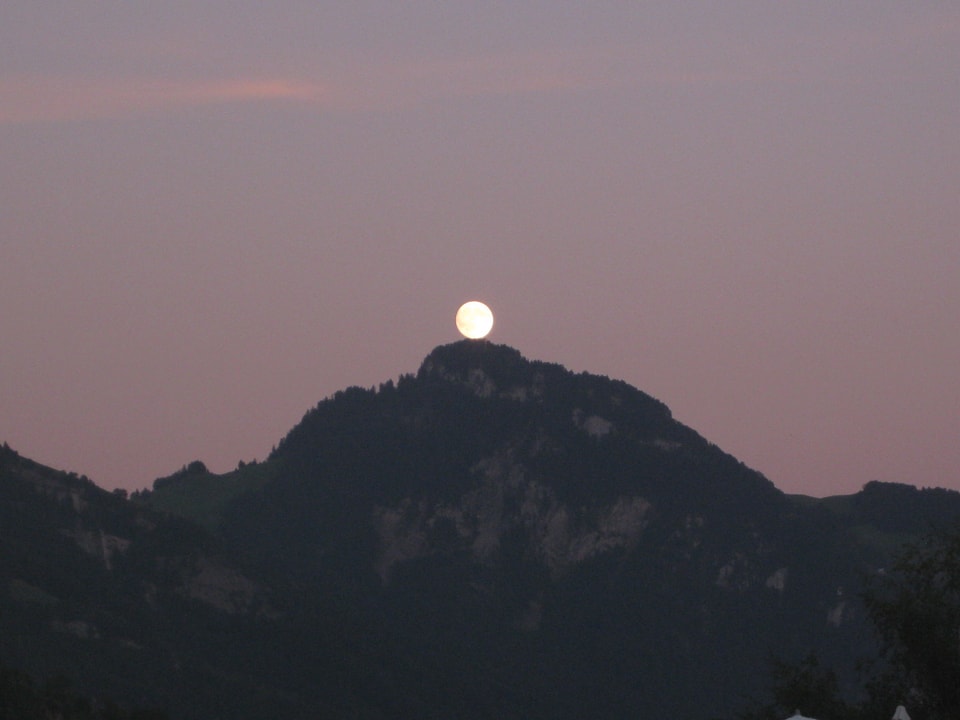 Mond über dem Berg