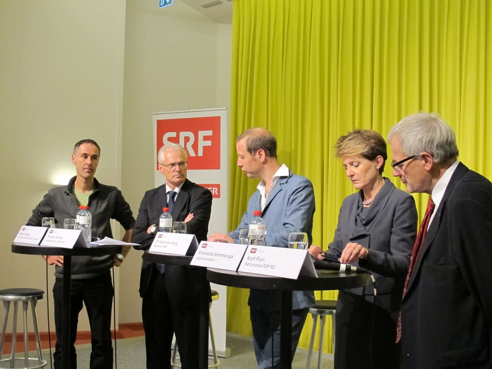 Moderator Christian von Burg (mitte) mit den Befürwortern Benno Büeler und Thomas Minder (v.l.) und Bundesrätin Sommaruga und Kurt Fluri.