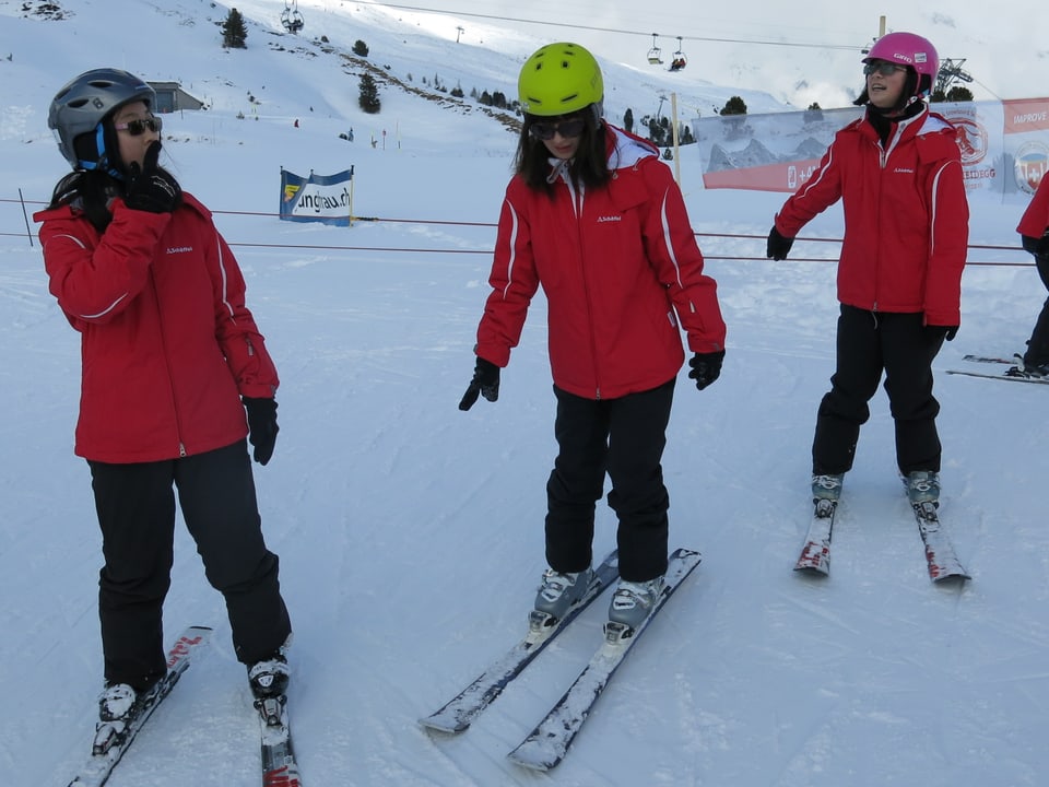 Jugendliche auf Skis.