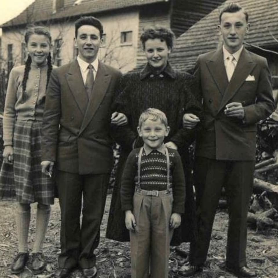 Gruppenfoto bei der Konfirmation vom jüngsten Bruder Erwin, 1955.
