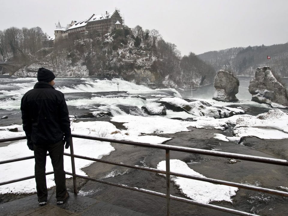 Mann schaut auf den Rheinfall