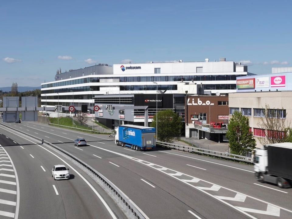Das Swisscom-Gebäude neben der Autobahn.