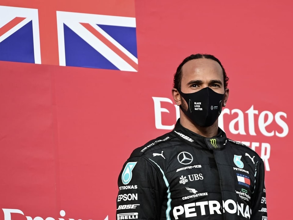 Lewis Hamilton strahlend auf dem Podest.