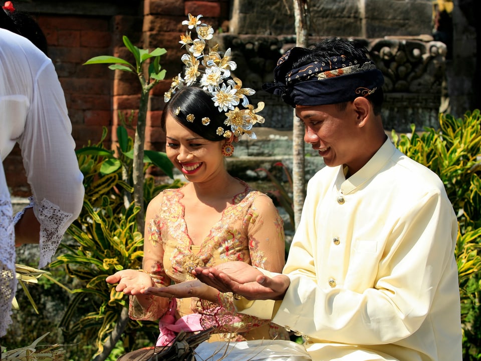 Ein indonesisches Brautpaar bei der Hochzeit.
