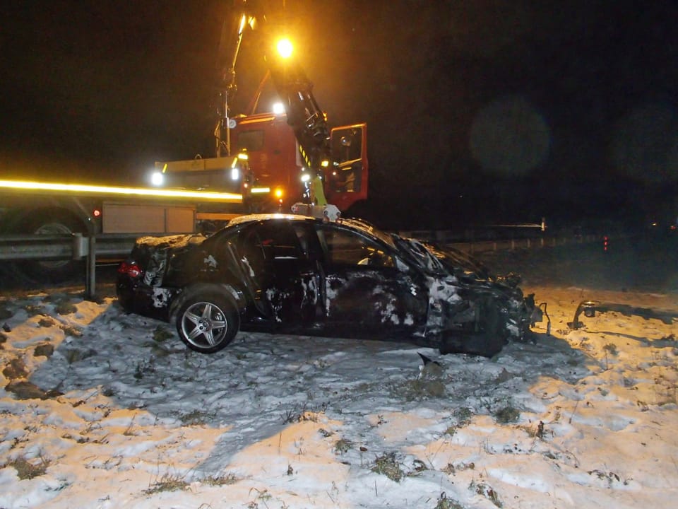 Ein beschädigtes Auto im Schnee