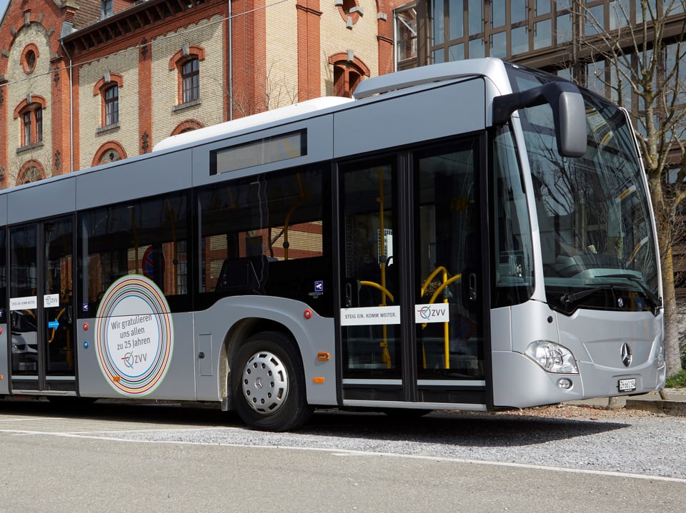 Silberner Jubiläums-Bus des ZVV