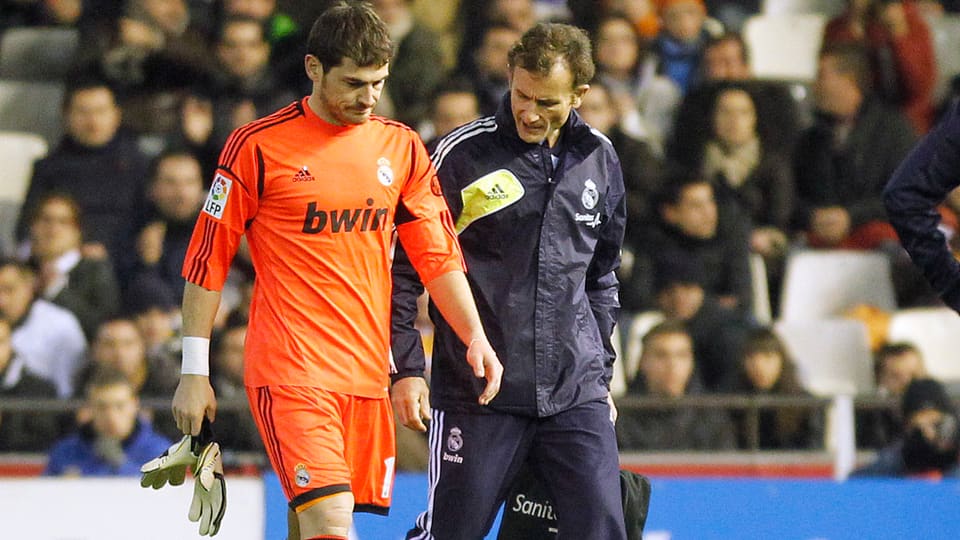 Iker Casillas muss nach seinem Handbruch rund 2 Monate pausieren.