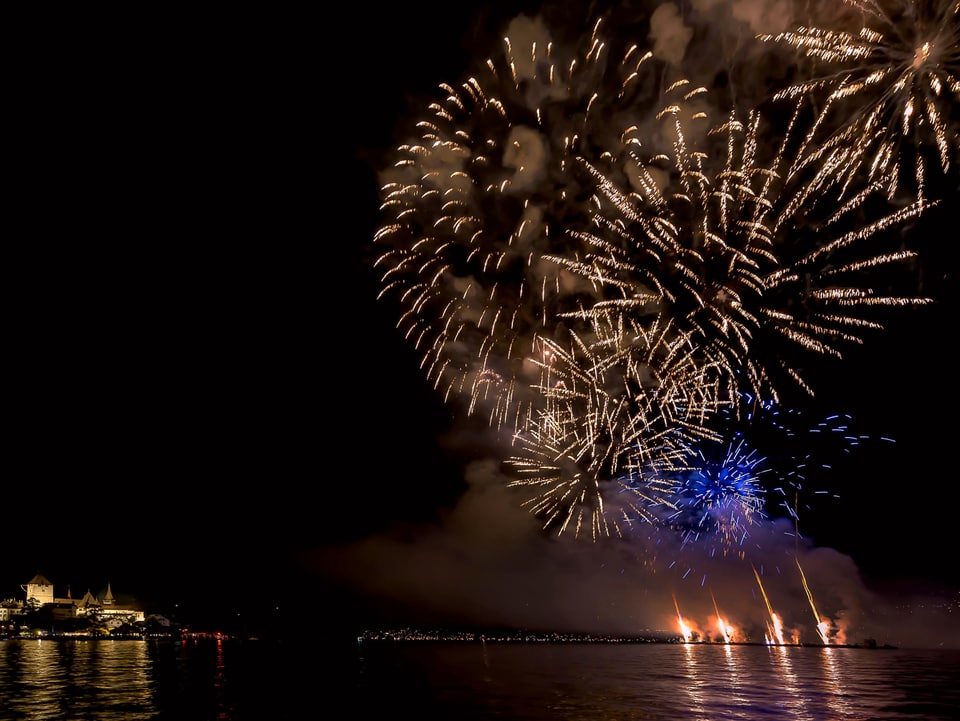 Feuerwerk über einem See.