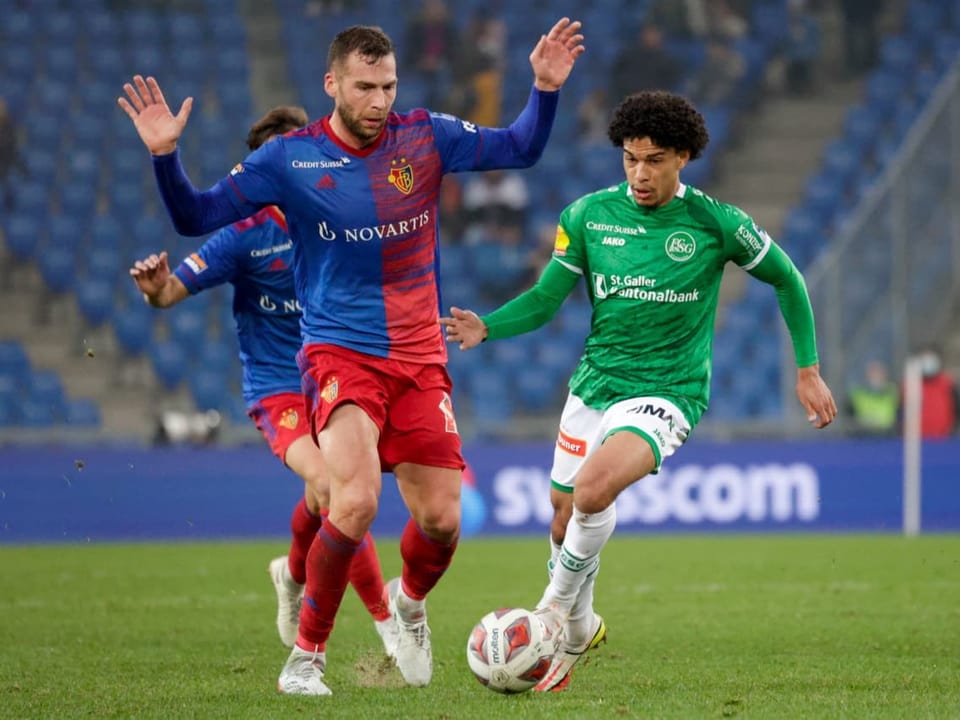 Überliess dem Gast aus St. Gallen jeweils den Vortritt Pajtim Kasami im Zweikampf mit Isaac Schmidt.
