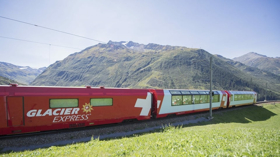 Glacier Express vor Bergpanorama
