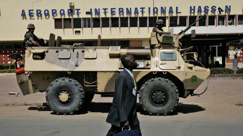 Französischer Radpanzer vor dem Flughafen Hassan in N'Jamena im Tschad.