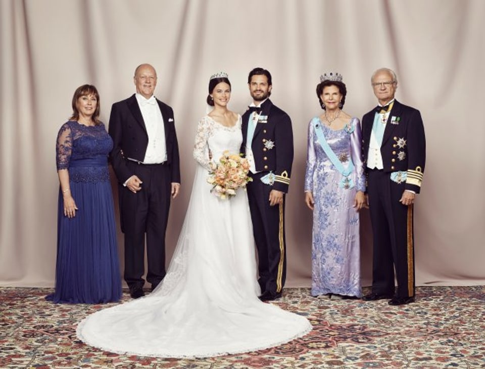 Links neben dem Brautpaar stehen Sofia Hellqvists Eltern, rechts davon jene von Carl Philip.