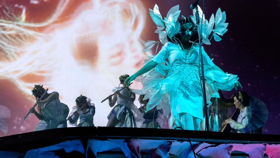 Die Musikerin Björk in einem weissen organisch wirkenden Kostüm