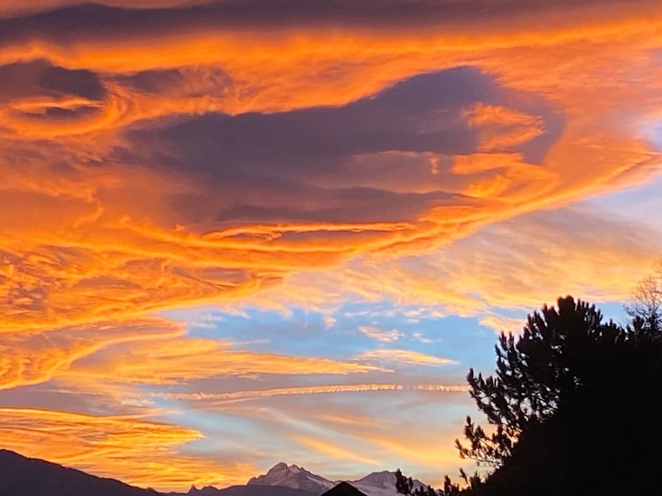 Höfen BE Roter Himmel und tolle Wolkenformation.