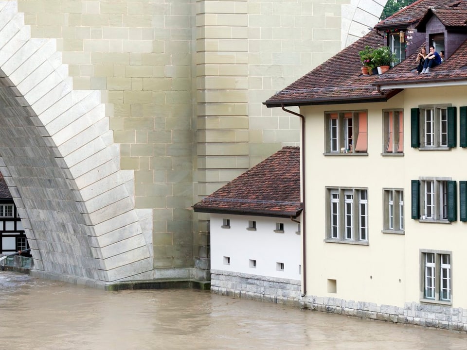 Beim Hochwasser im Juli 2012 beobachten Einwohner des Berner Mattequartiers den Wasserstand der Aare. 