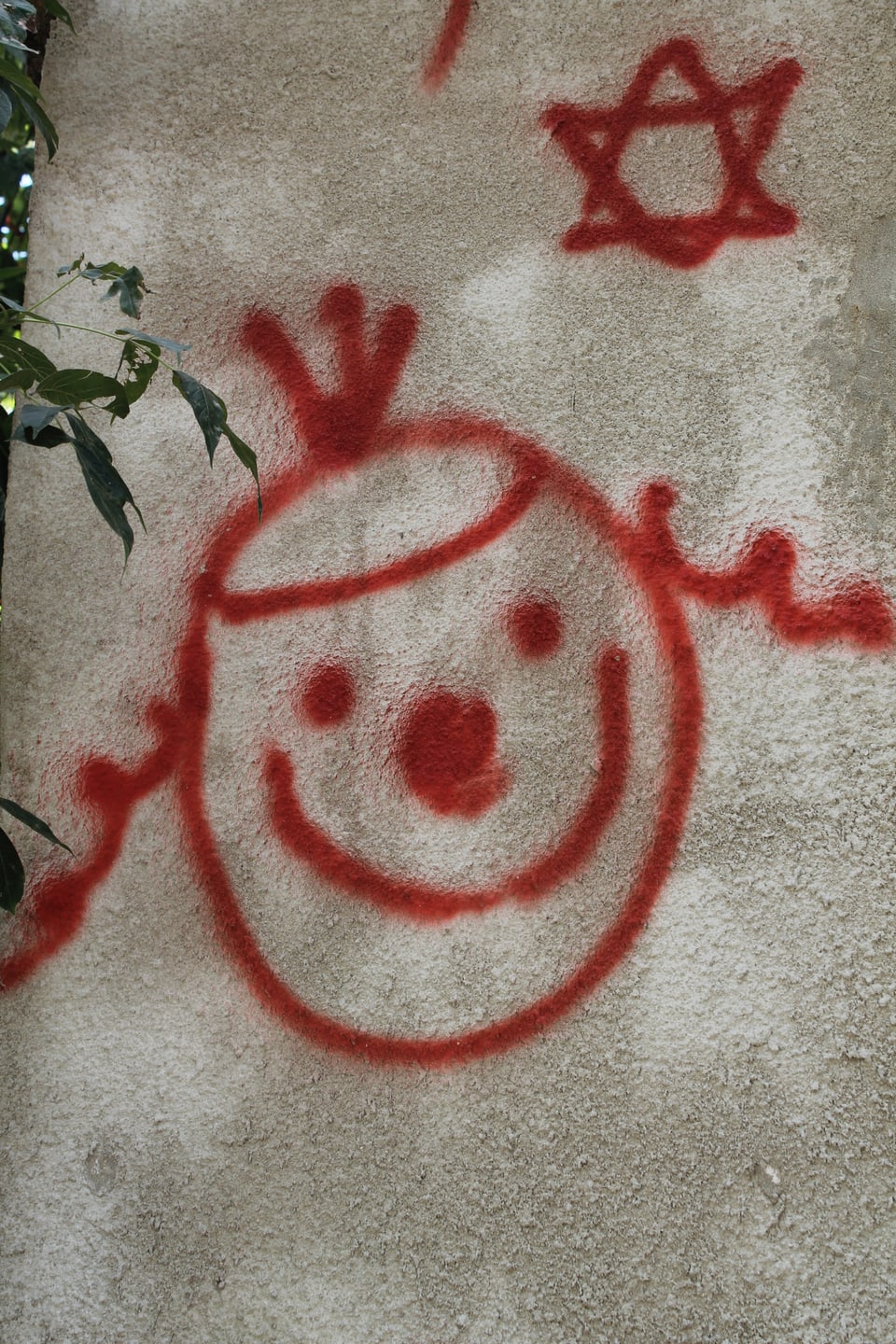 Ein rotes Graffiti, das Rabbi Nachman zeigt.