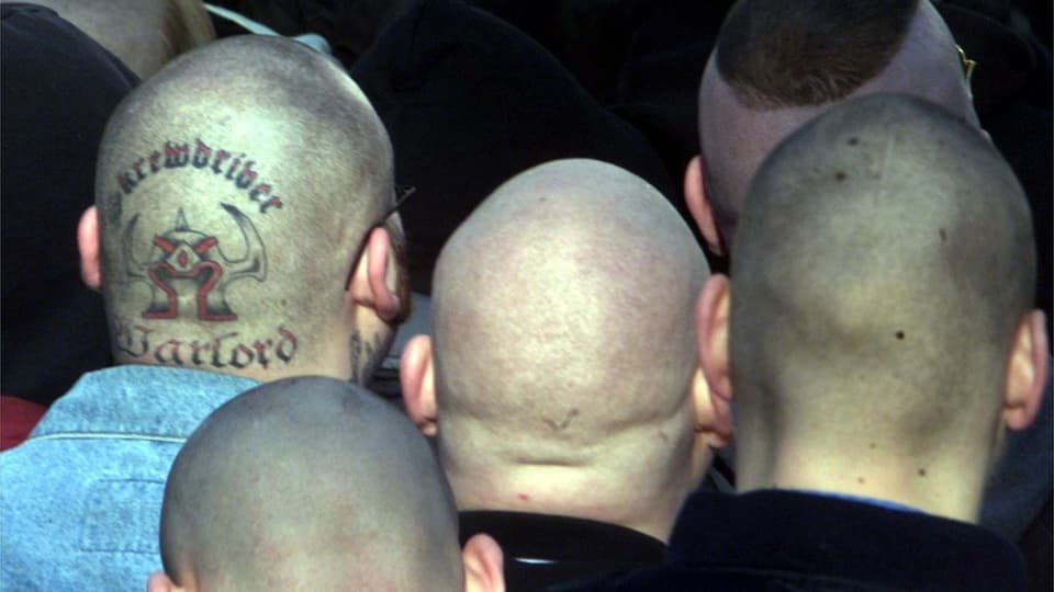 Nazi-Glatzköpfe von hinten