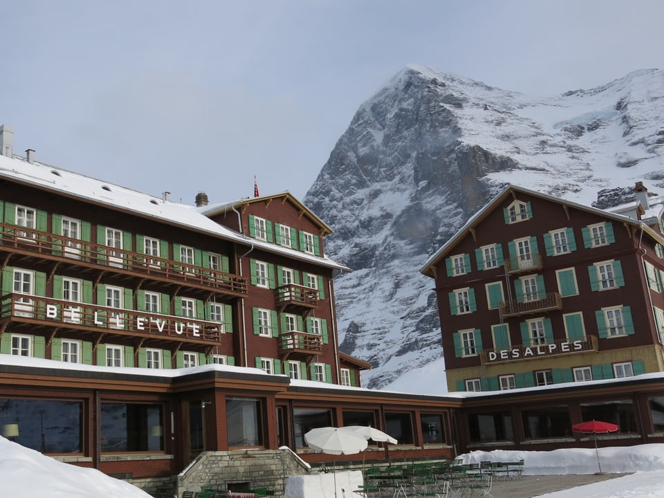 Das Hotel Bellevue des Alpes von Aussen: Ein Holzbau über vier Etagen mit grünen Fensterläden.