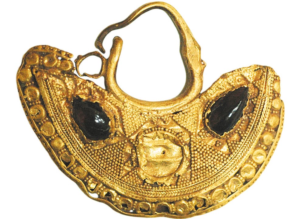 Halbmondförmige Ohrringe mit eingelegten Edelsteinen aus hellenistischer Zeit.