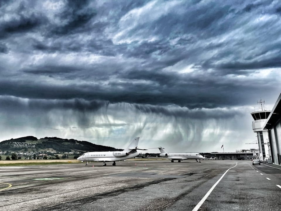 Gewitter über dem Flughafen Bern-Belp