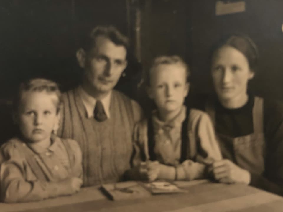 Familienfoto in schwarz-weiss Aufnahme.