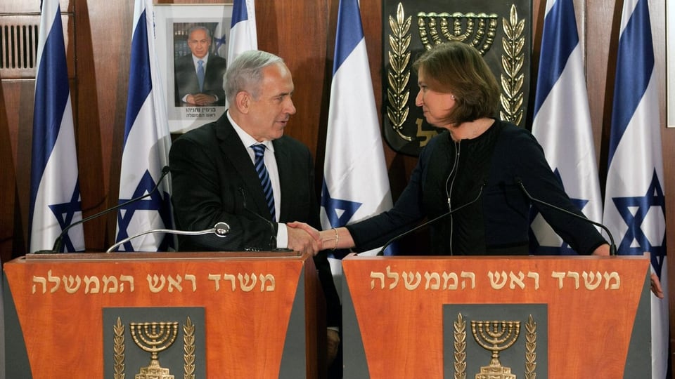 Netanjahu und Livni schütteln sich an einer gemeinsamen Pressekonferenz die Hand.