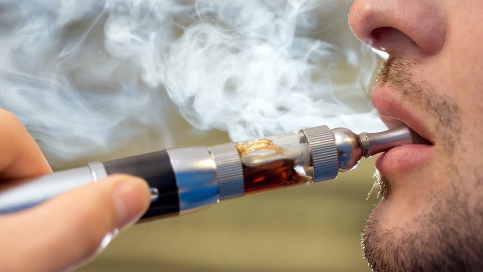 Der Grosse Rat ist für ein E-Zigarettenverbot bis 18.