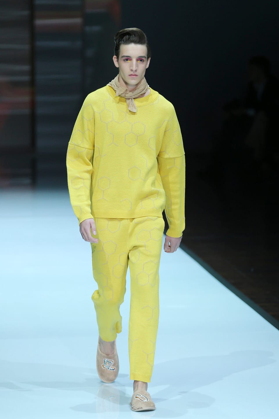 Model auf dem Laufsteg in gelben Kleider