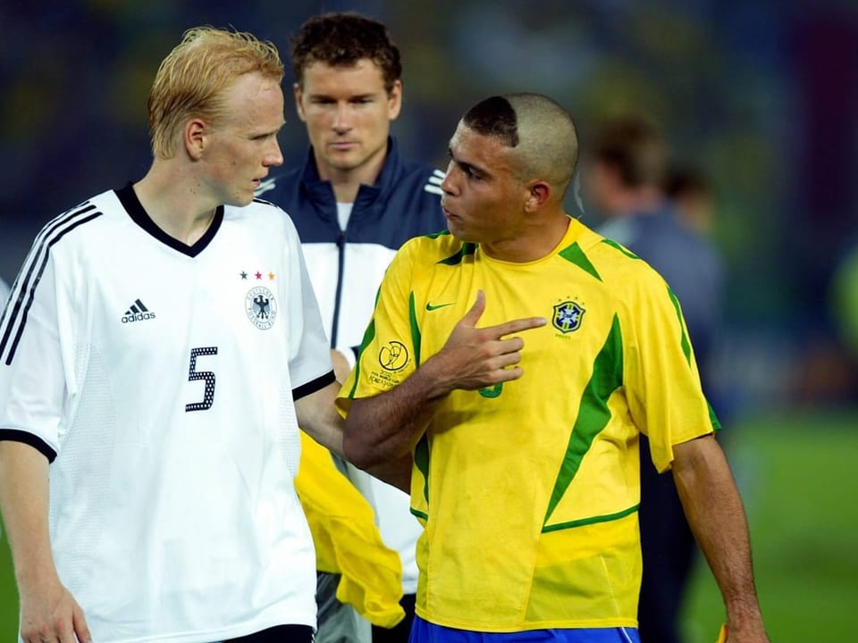 Carsten Ramelow und Ronaldo nach Abpfiff des Spiels im Gespräch 