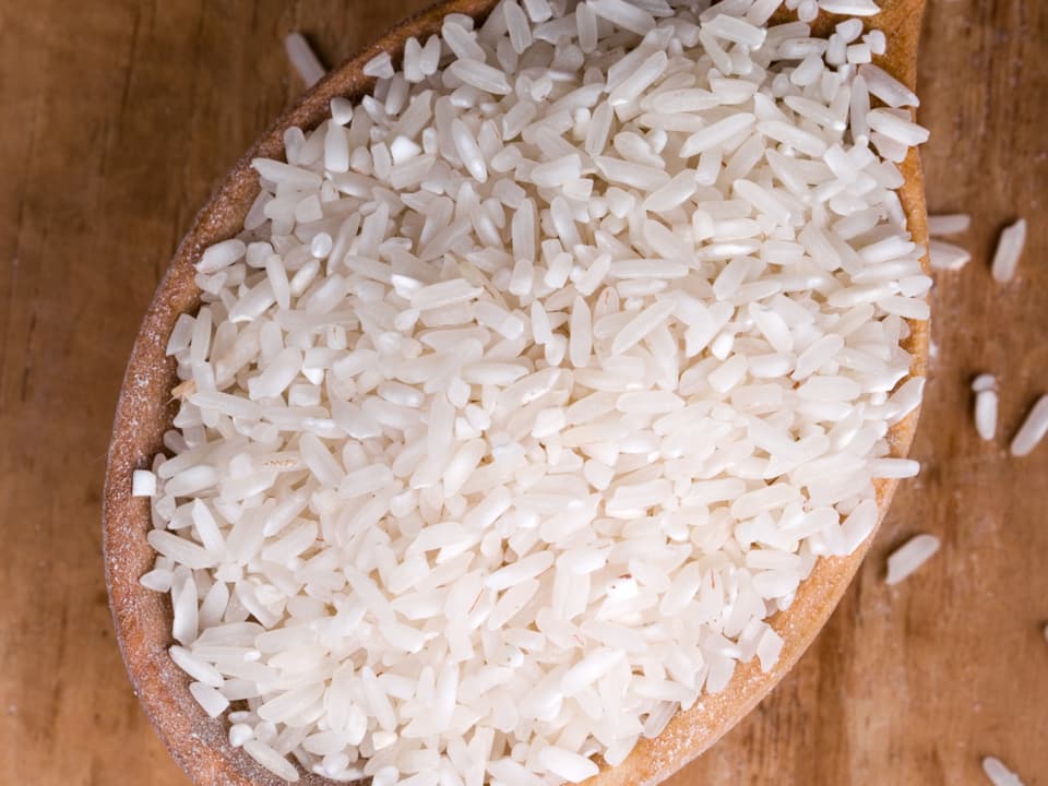 Löffel voll roher Reis
