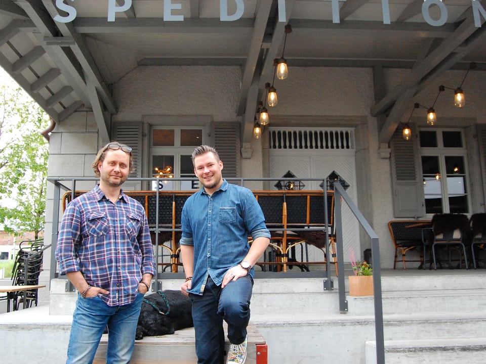 Daniel Mani (links), Riesenschnauzer Manu und Adrian Tschanz vor dem kleinen Hotel Spedition in Thun.