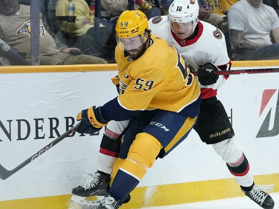 Roman Josi und Tim Stützle in einem Fight an der Bande.